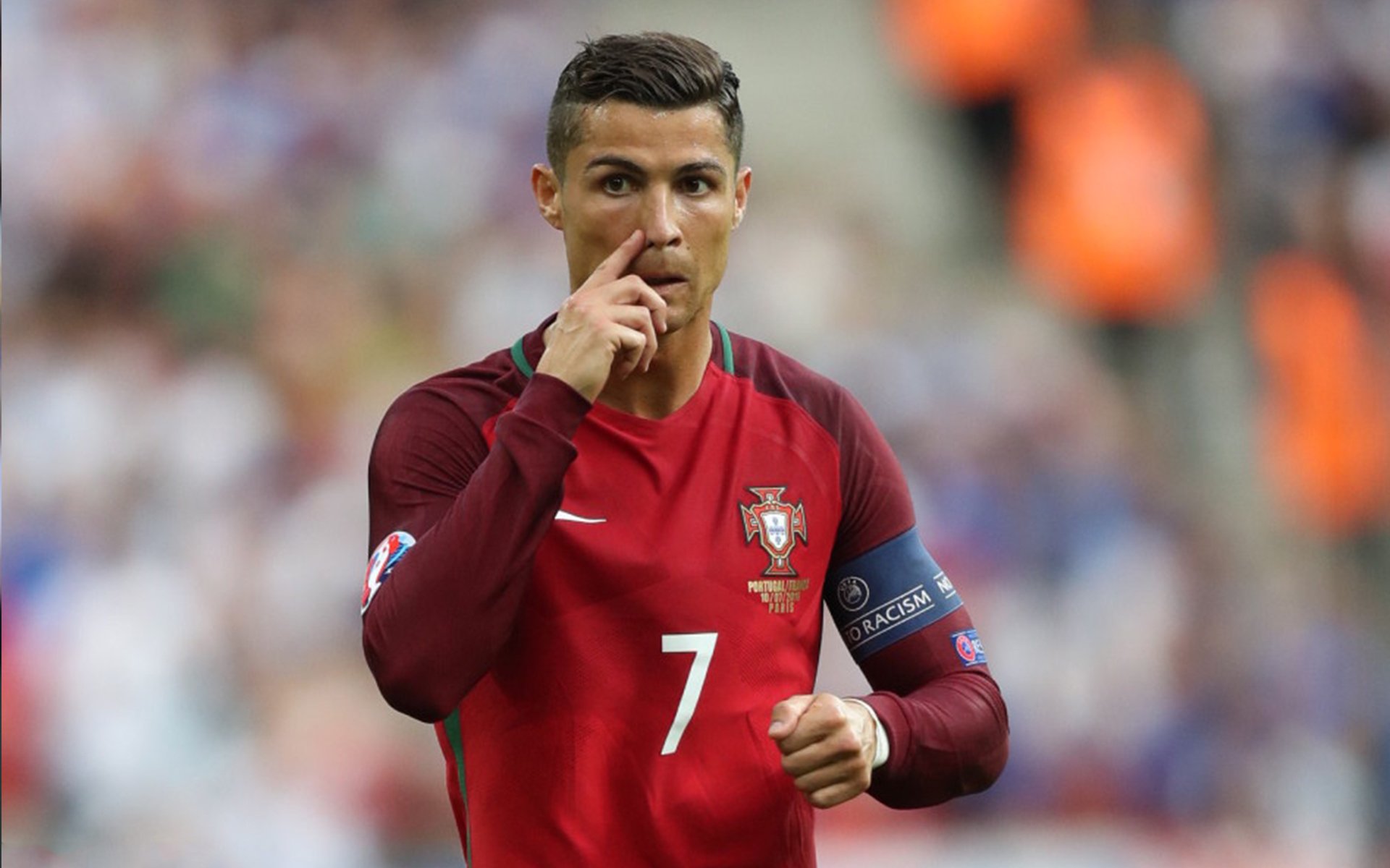 场上气氛火爆:观众席座无虚席,助威声震天!,场上观众是什么意思